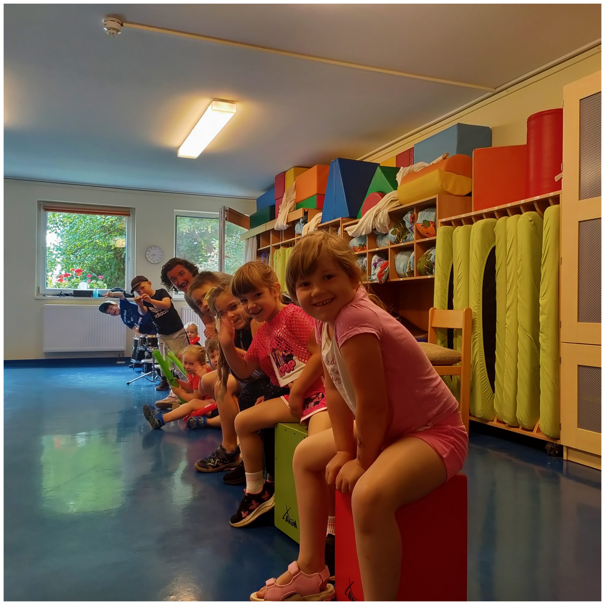 Kinder in der Kita mit Instrumenten so zack