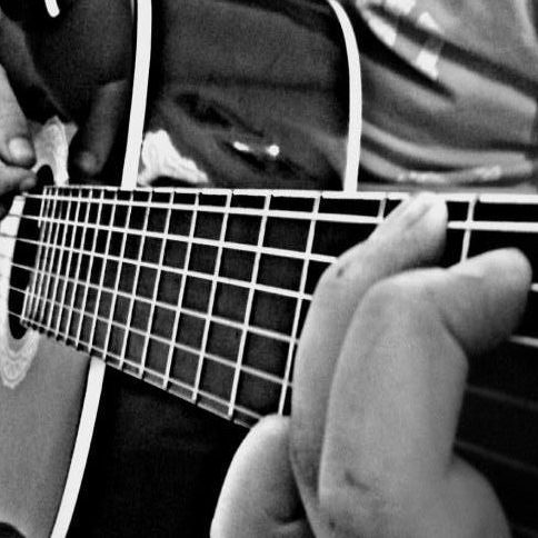 Gitarre spielend von einer Hand
